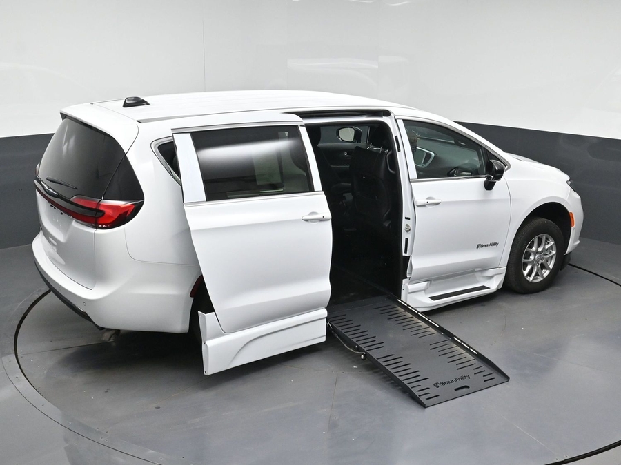 New 2026 Chrysler Pacifica Select Safety - BraunAbility Side Entry Fold Out Automatic Ramp