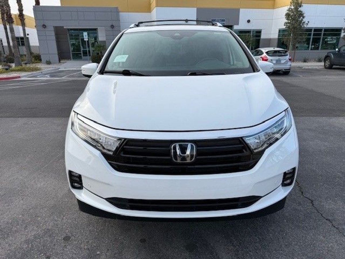 White Honda Odyssey image number 5