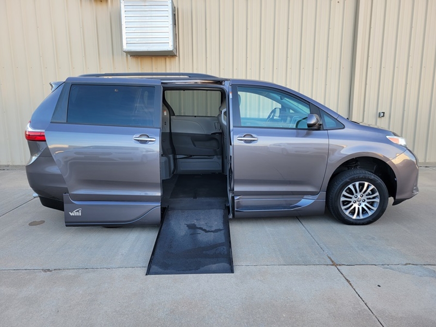 Used 2020 Toyota Sienna XLE Base - VMI Side Entry Entry In Floor Automatic Ramp