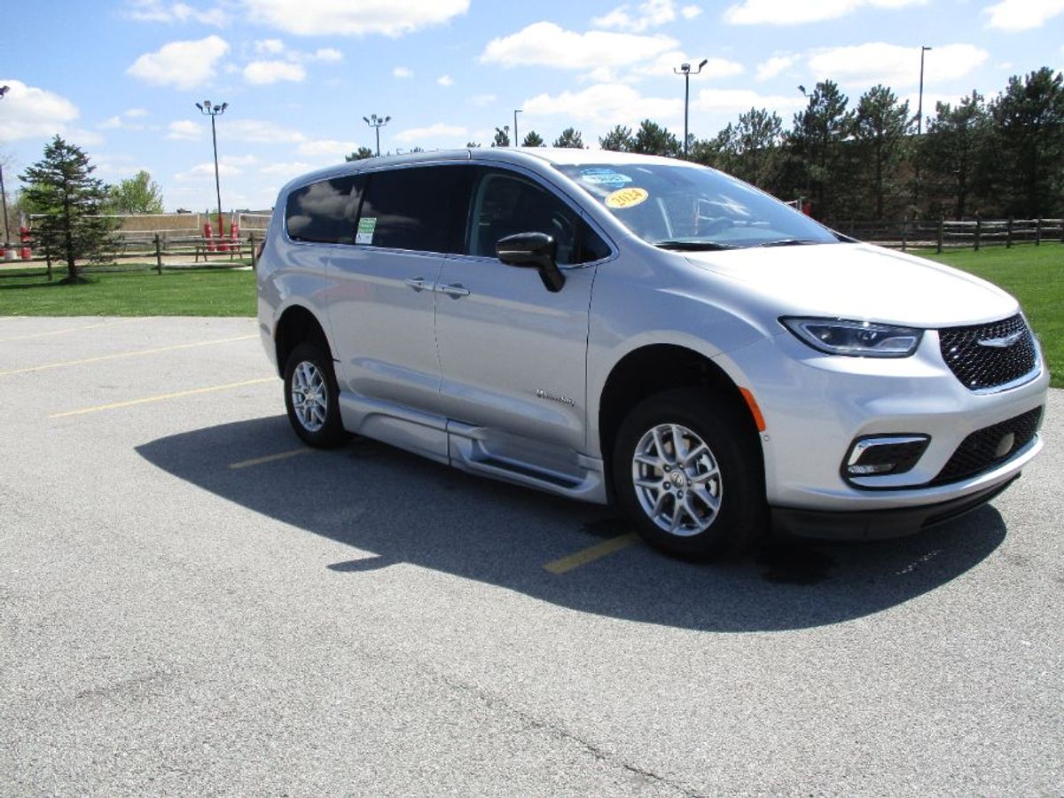 Silver Chrysler Pacifica image number 10