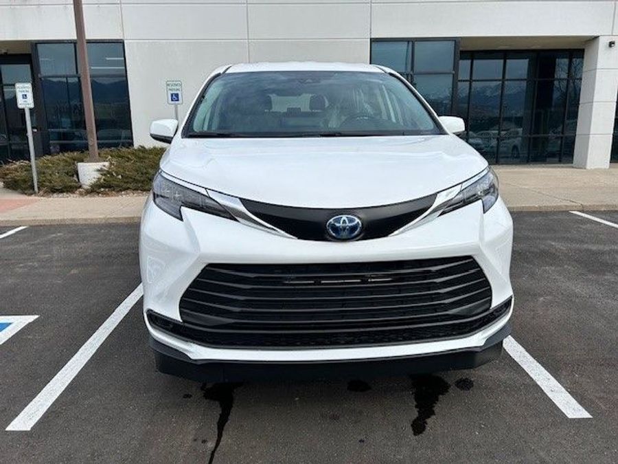 New 2025 Toyota Sienna Hybrid LE AWD - Vantage Mobility Commercial Side Entry Entry In Floor Manual Ramp