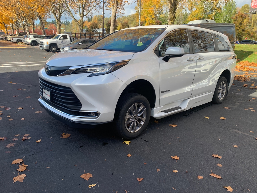 Used 2023 Toyota Sienna Hybrid XLE - BraunAbility Side Entry Entry In Floor Automatic Ramp