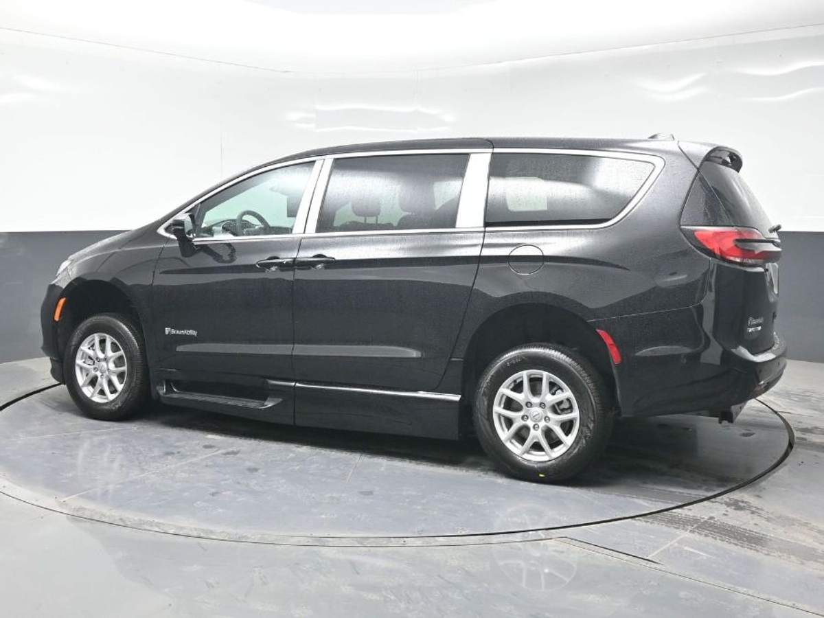 Black Chrysler Pacifica image number 1