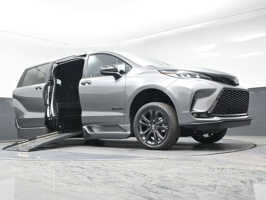 New 2026 Toyota Sienna Hybrid XSE Sport - BraunAbility Side Entry Entry Fold Out Automatic Ramp