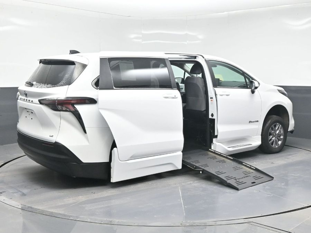 2025 TOYOTA SIENNA - Image 7