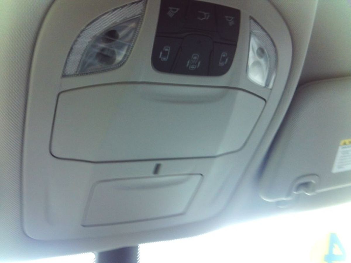 Silver Chrysler Voyager image number 28