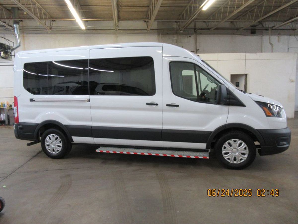 White Ford Transit image number 2