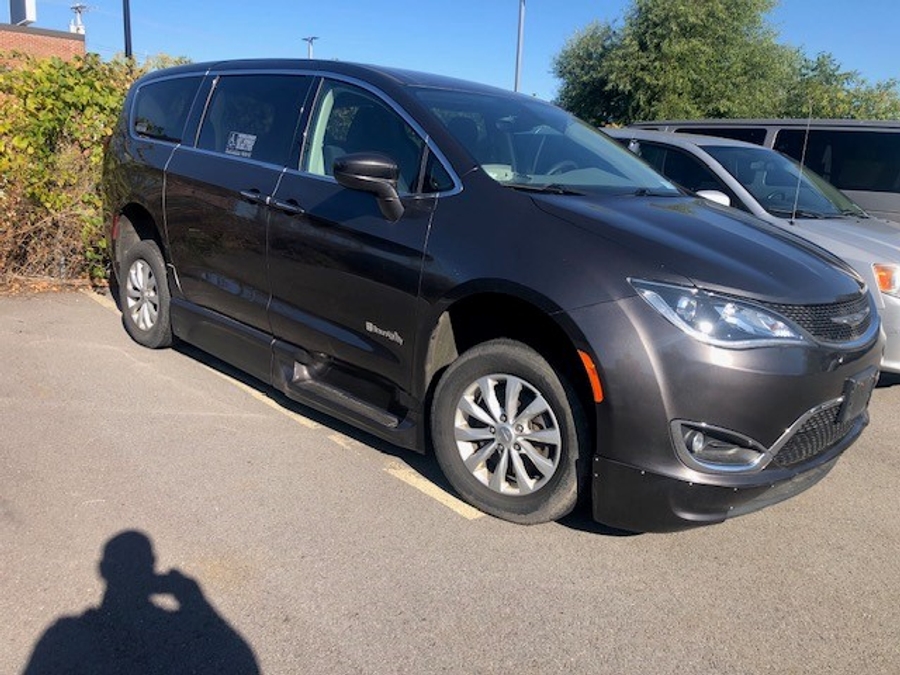 2018 Chrysler Pacifica Touring Plus's photo