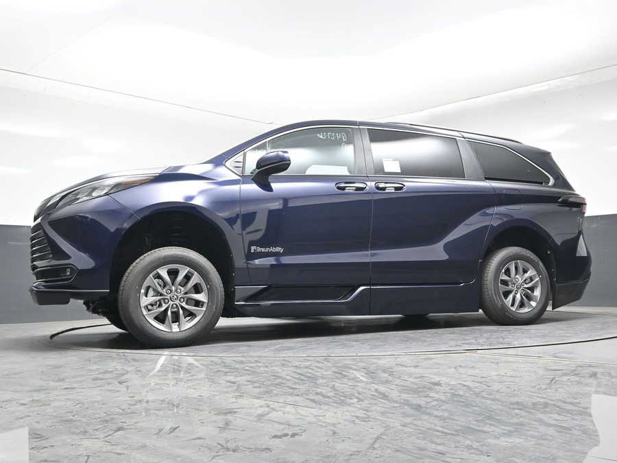 New 2026 Toyota Sienna Hybrid XLE Base - BraunAbility Side Entry Entry Fold Out Automatic Ramp
