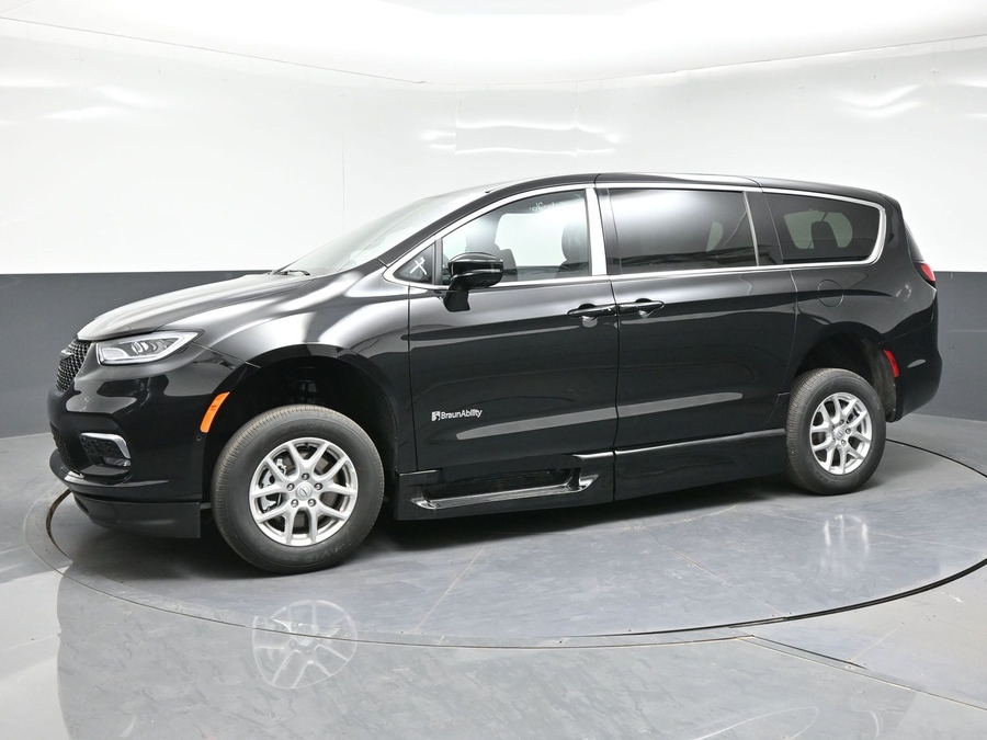 Black Chrysler Pacifica image number 7