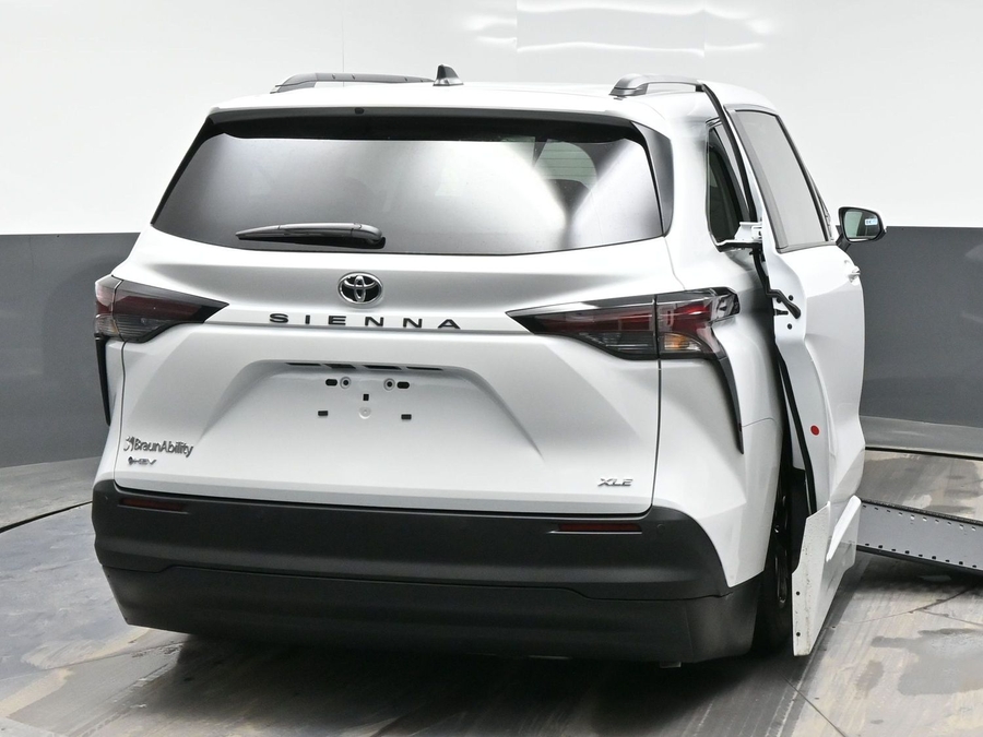 New 2026 Toyota Sienna Hybrid XLE Add - BraunAbility Side Entry Entry In Floor Automatic Ramp