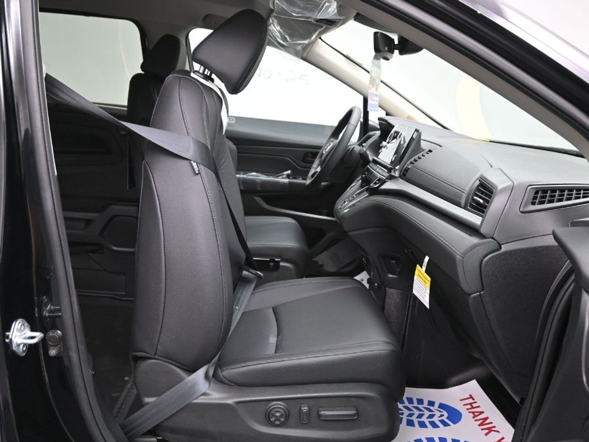 Black Honda Odyssey image number 3