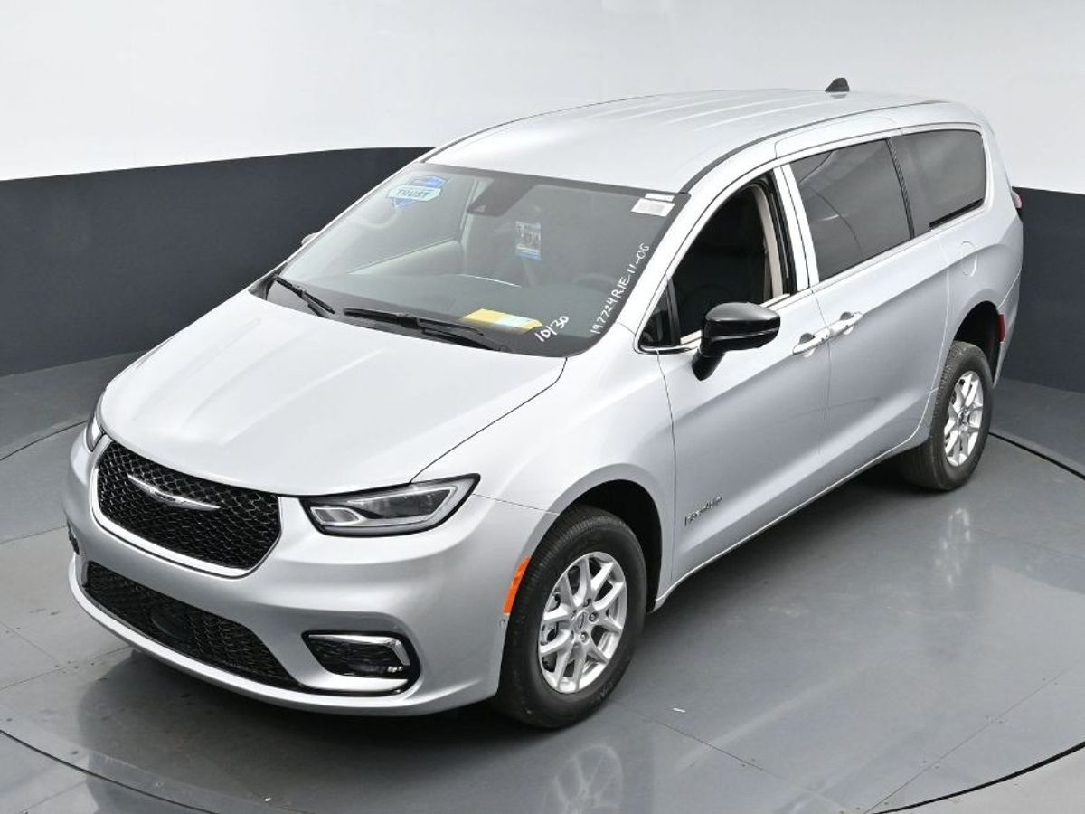 Silver Chrysler Pacifica image number 11