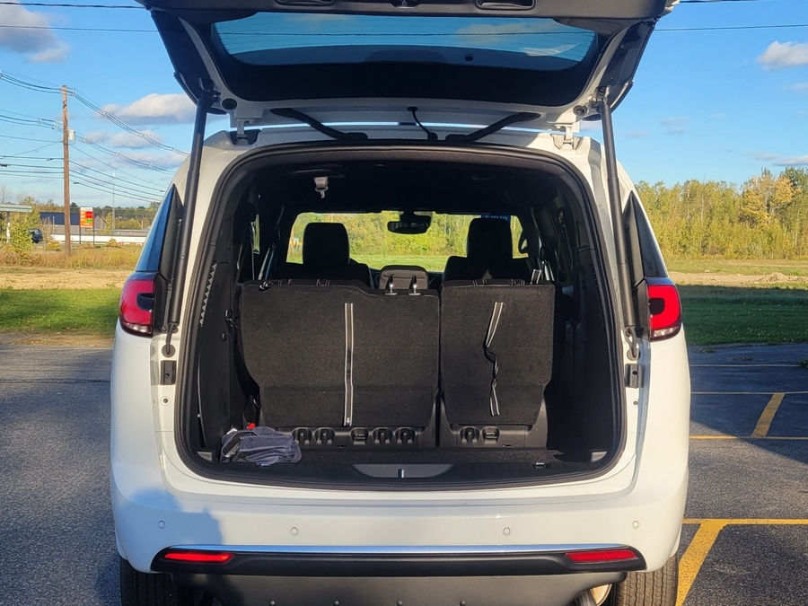 White Chrysler Pacifica image number 12