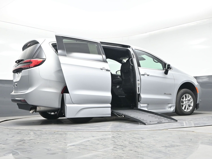 New 2026 Chrysler Pacifica Select Safety - BraunAbility Side Entry Fold Out Automatic Ramp