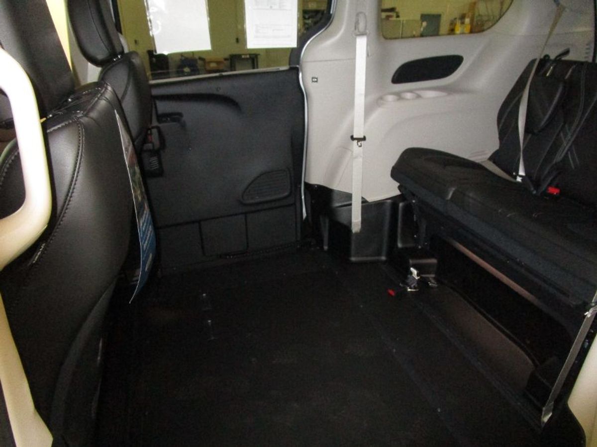 2024 Chrysler Pacifica Touring L - Photo 18