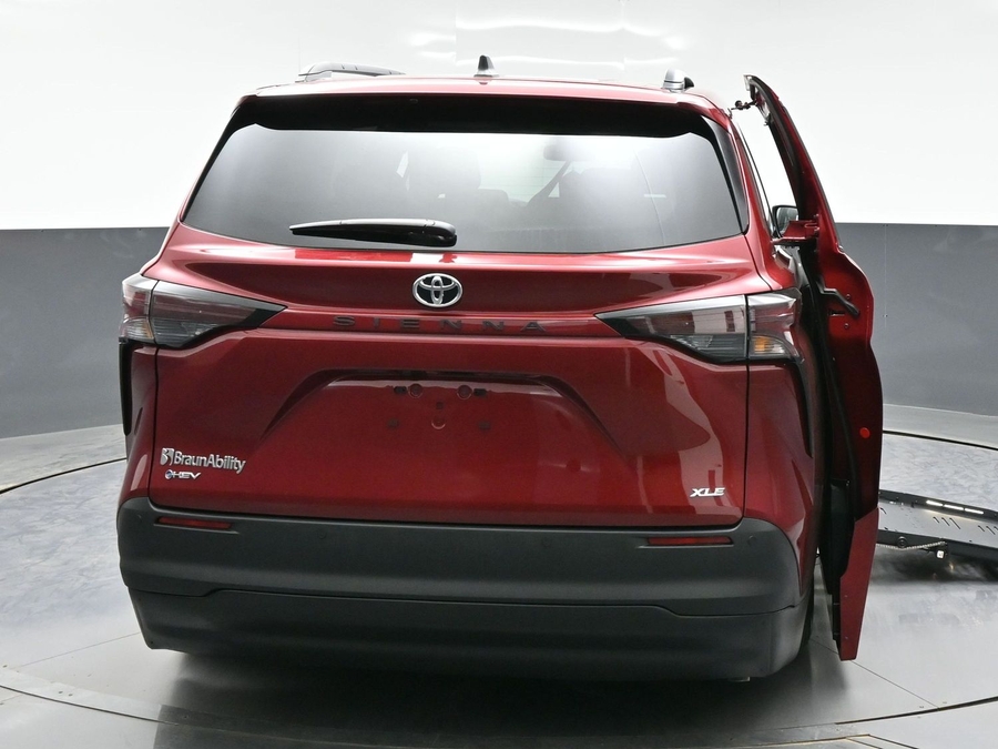 New 2026 Toyota Sienna Hybrid XLE Base - BraunAbility Side Entry Entry Fold Out Automatic Ramp