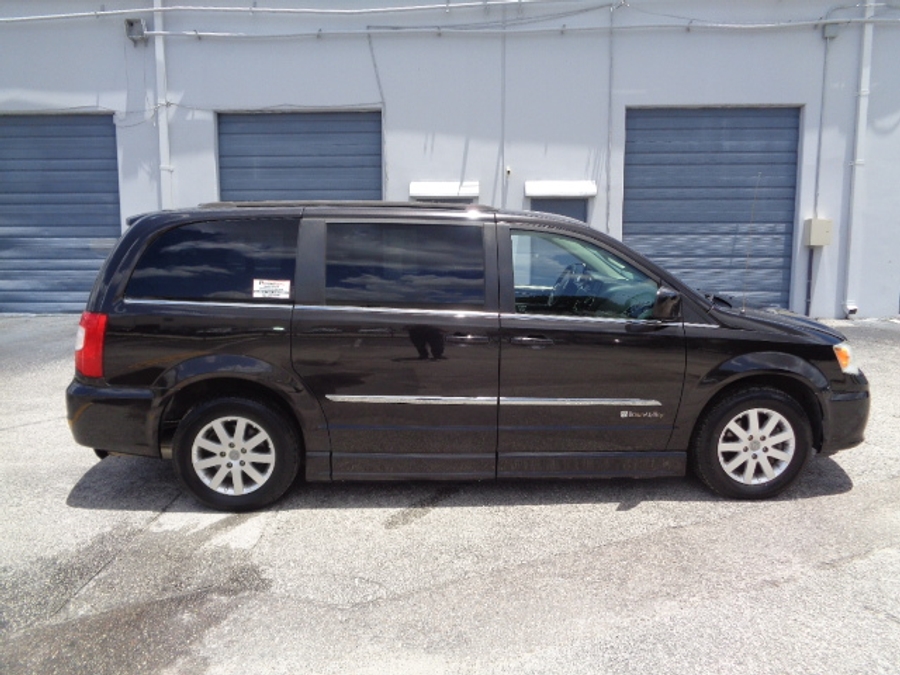 Used 2014 Chrysler Town and Country Touring - BraunAbility Side Entry Entry Fold Out Automatic Ramp