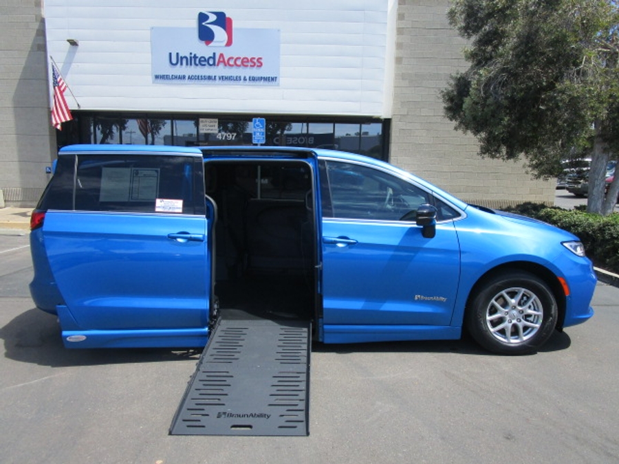 New 2026 Chrysler Pacifica Select Safety - BraunAbility Side Entry Entry Fold Out Automatic Ramp