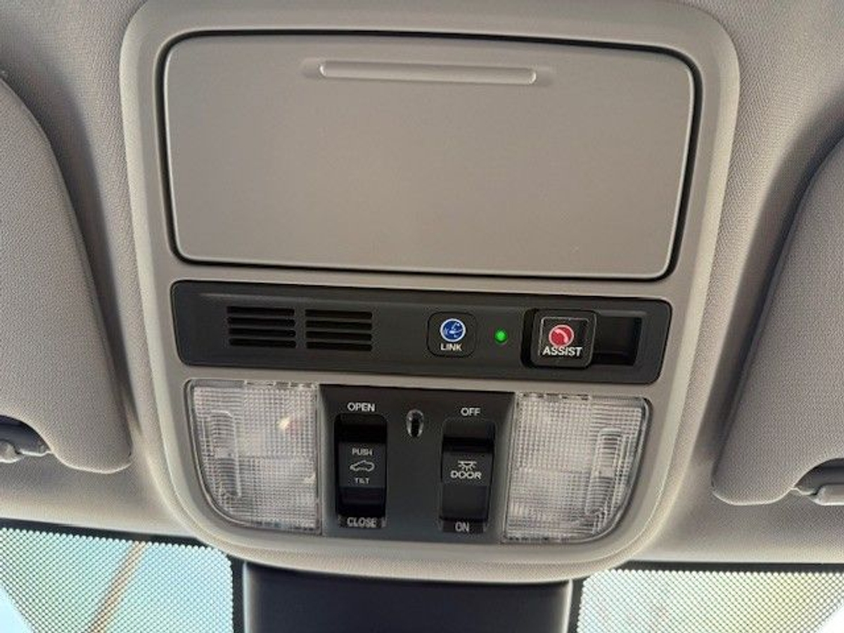 White Honda Odyssey image number 18