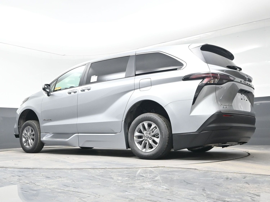 New 2025 Toyota Sienna Hybrid XLE Base - BraunAbility Side Entry Entry Fold Out Automatic Ramp