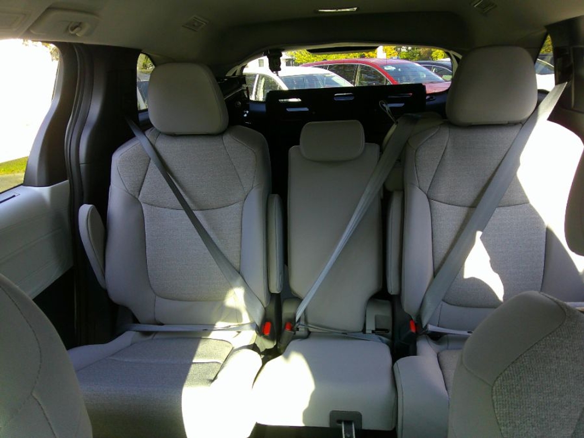 White Toyota Sienna image number 19