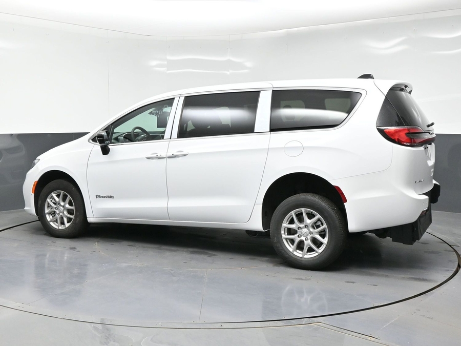 White Chrysler Pacifica image number 3