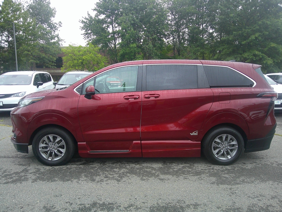 2022 Toyota Sienna LE - Photo 7