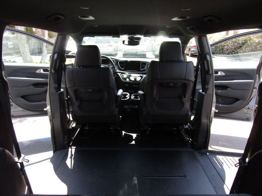 New 2025 Chrysler Pacifica Select Safety - BraunAbility Side Entry Entry Fold Out Automatic Ramp