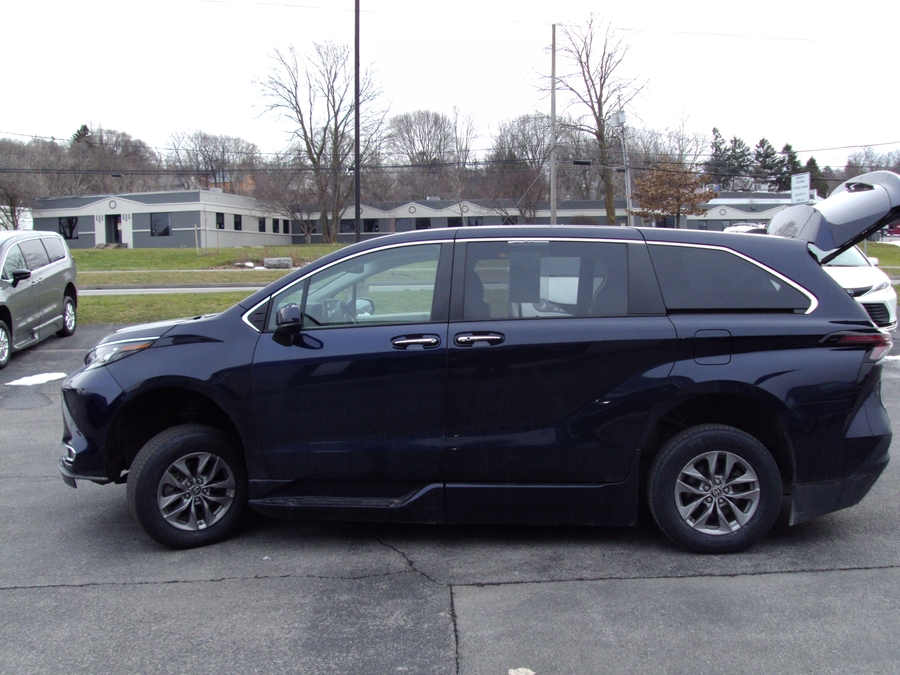 Used 2023 Toyota Sienna Hybrid XLE Base - BraunAbility Side Entry Entry Fold Out Automatic Ramp