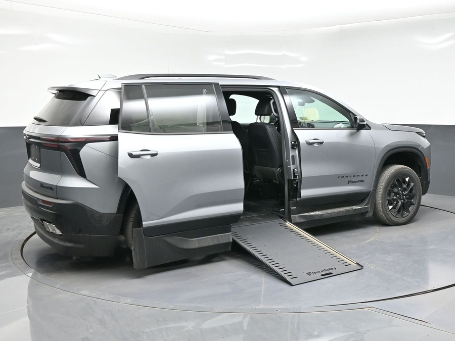 New 2026 Chevrolet Traverse 1LT Midnight Edition - BraunAbility Side Entry Entry In Floor Automatic Ramp
