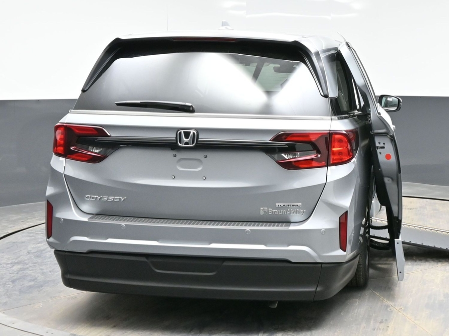 Silver Honda Odyssey image number 5