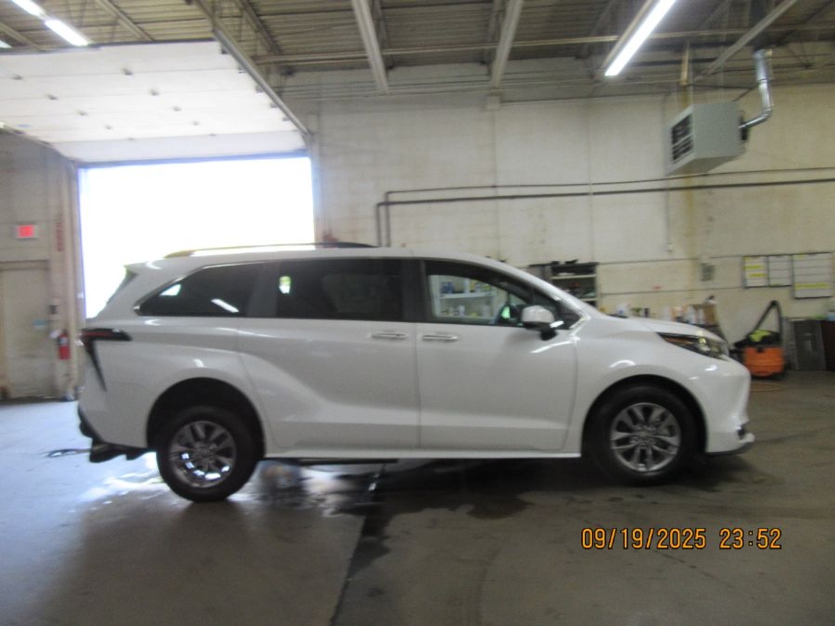 2024 TOYOTA SIENNA - Image 17