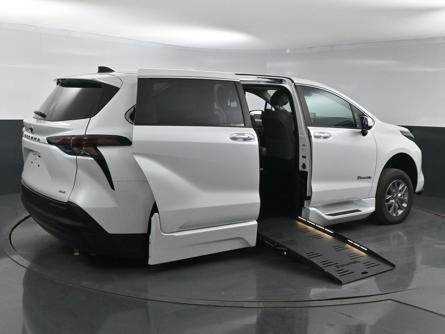 New 2025 Toyota Sienna Hybrid XLE Base - BraunAbility Side Entry Entry Fold Out Automatic Ramp