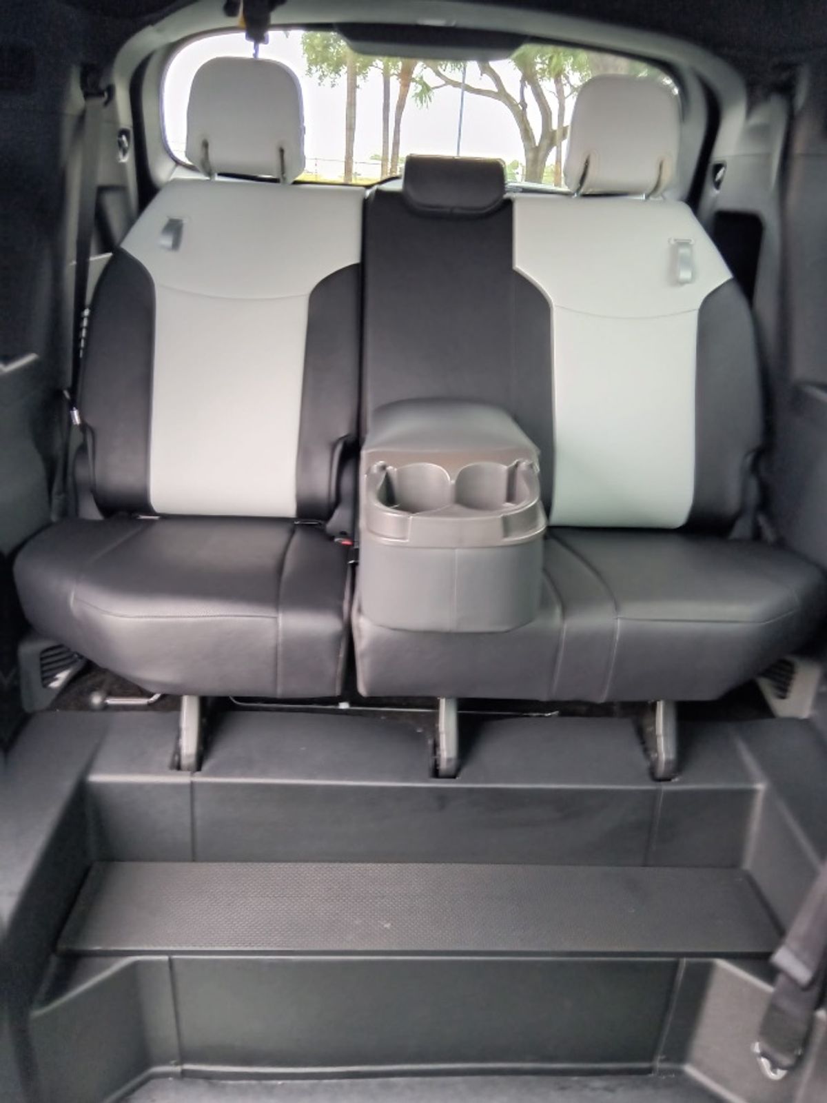 Grey Toyota Sienna image number 14