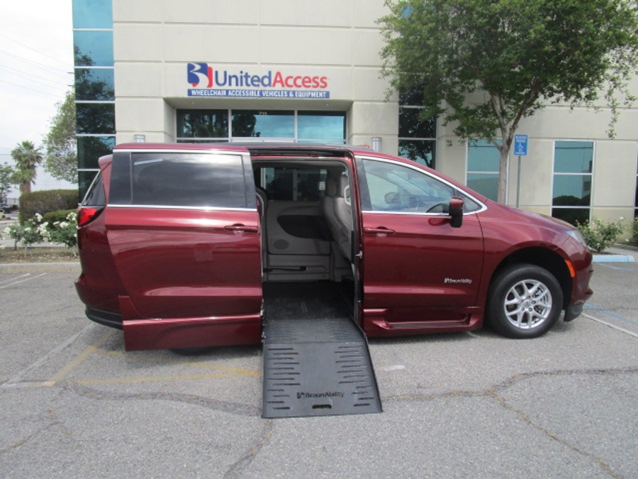 Used 2021 Chrysler Voyager LXi - BraunAbility Side Entry Entry Fold Out Automatic Ramp