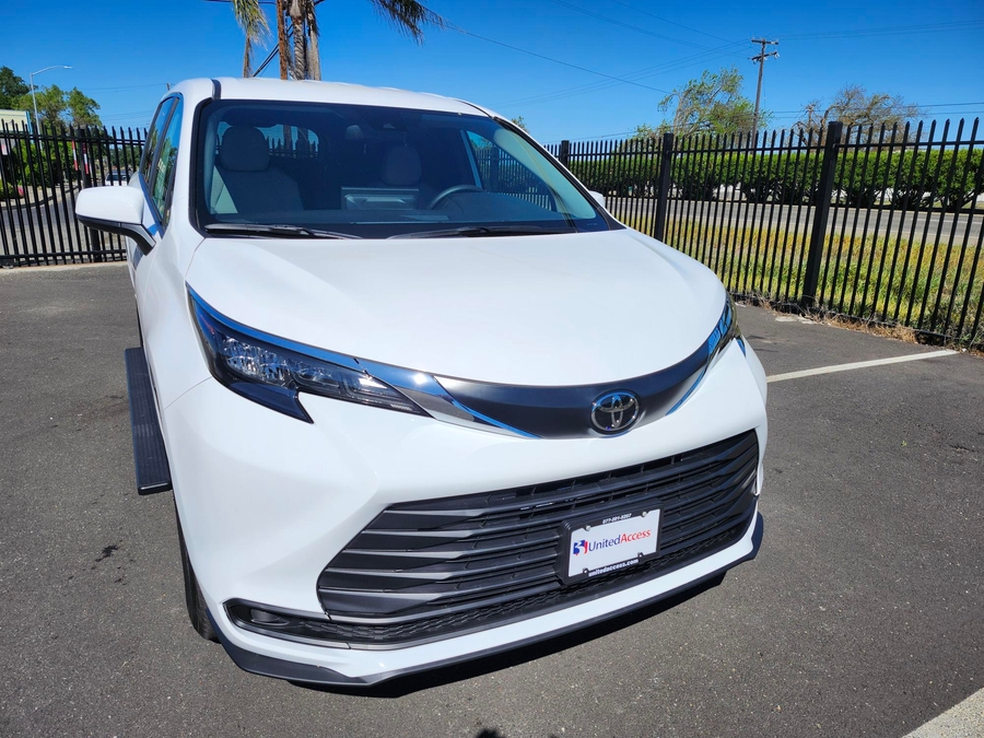 New 2026 Toyota Sienna Hybrid LE - Vantage Mobility Commercial Rear Entry Fold Out Manual Ramp