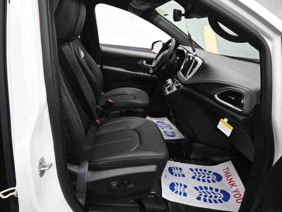 New 2026 Chrysler Pacifica Select Plus - BraunAbility Side Entry In Floor Automatic Ramp