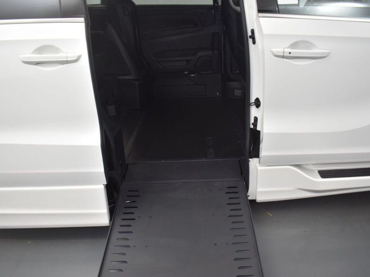 White Honda Odyssey image number 11