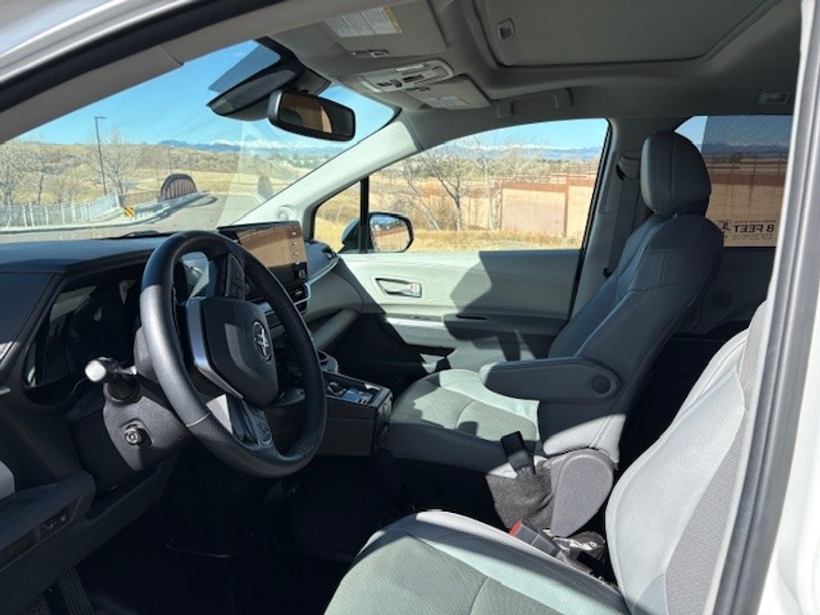 Used 2021 Toyota Sienna Hybrid Limited - BraunAbility Side Entry Entry Fold Out Automatic Ramp