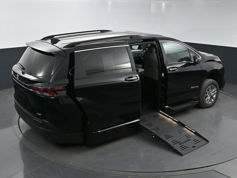 New 2025 Toyota Sienna Hybrid XLE Plus - BraunAbility Side Entry Entry Fold Out Automatic Ramp