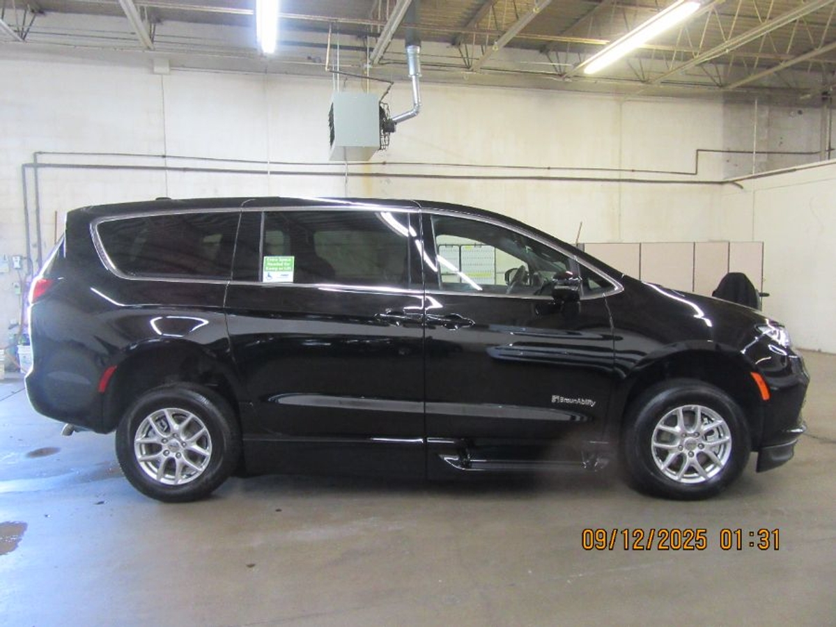 Black Chrysler Pacifica image number 14