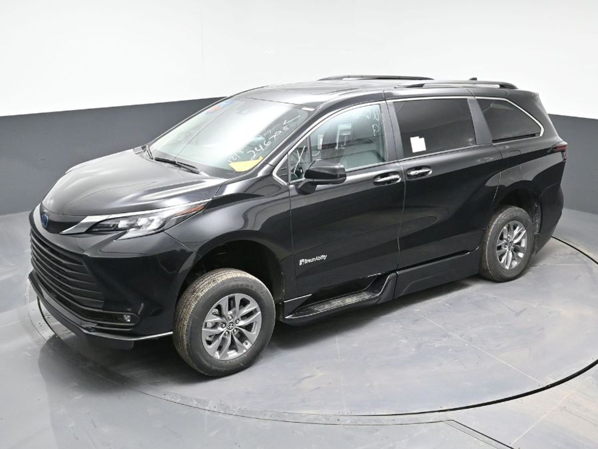 Black Toyota Sienna image number 23