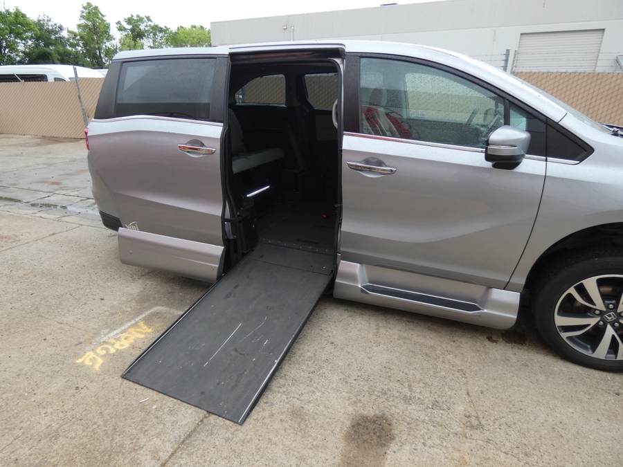 Silver Honda Odyssey image number 9