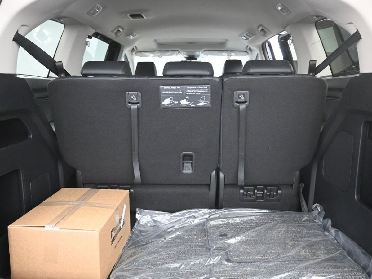 Black Honda Odyssey image number 13