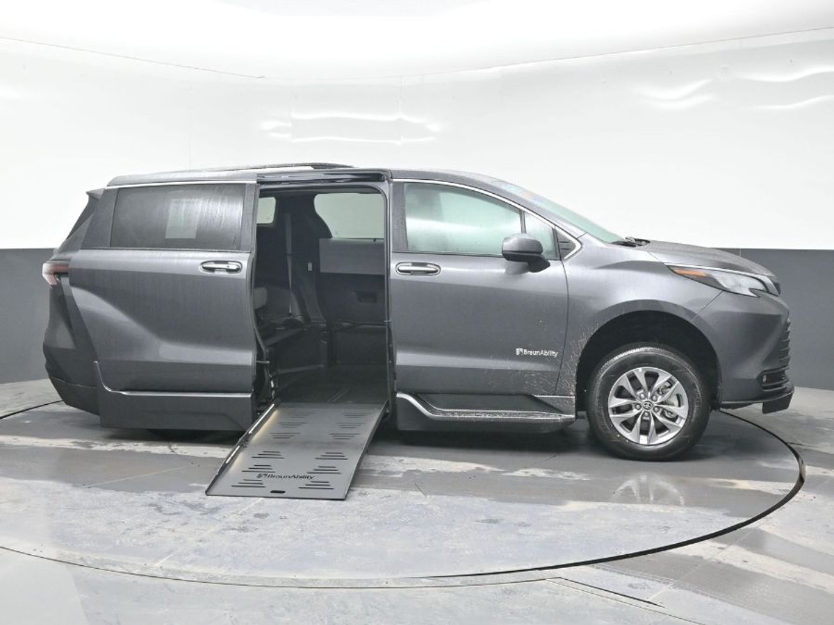 2025 TOYOTA SIENNA - Image 8