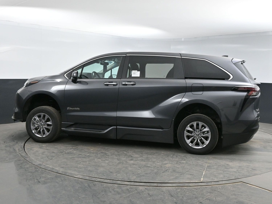 New 2025 Toyota Sienna Hybrid XLE Base - BraunAbility Side Entry Entry Fold Out Automatic Ramp