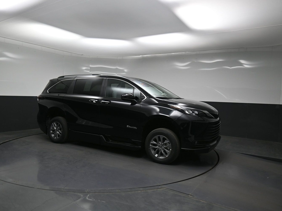 Black Toyota Sienna image number 14