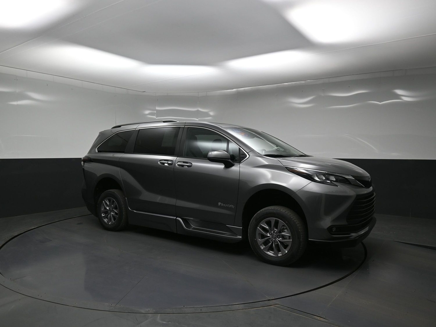 New 2026 Toyota Sienna Hybrid XLE Add - BraunAbility Side Entry Entry Fold Out Automatic Ramp
