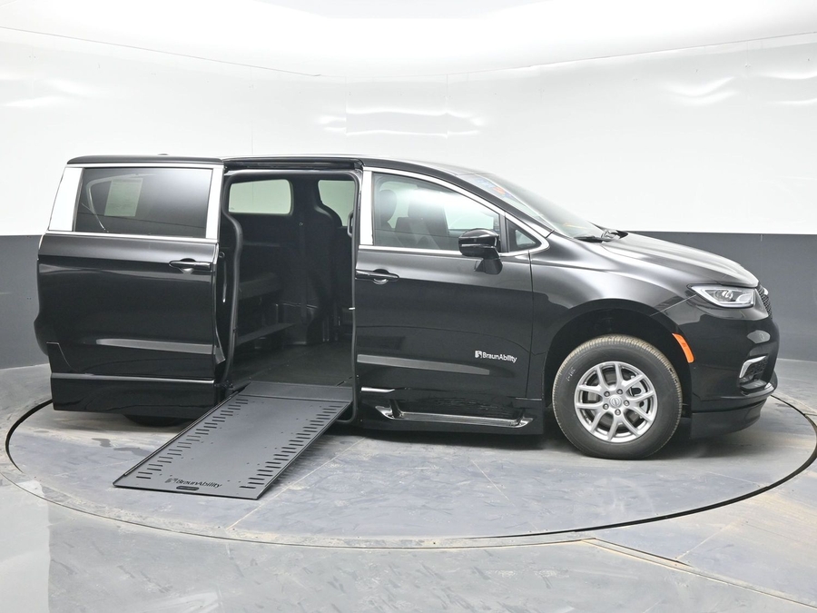 Black Chrysler Pacifica image number 7